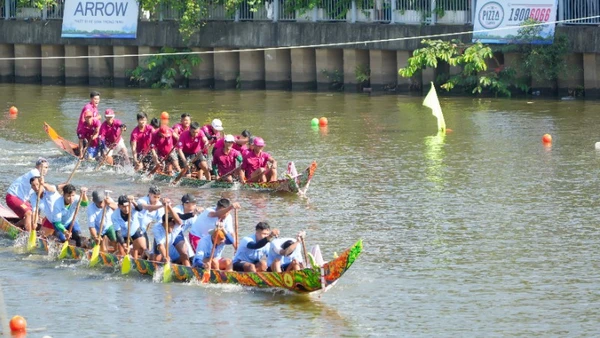 Không gian mặt nước trên kênh Nhiêu Lộc-Thị Nghè được địa phương dùng để tổ chức Cuộc thi đua nghe Ngo. 