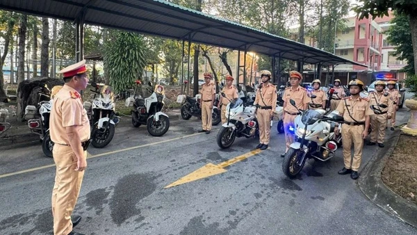 Lực lượng Cảnh sát giao thông ra quân bảo đảm trật tự, an toàn giao thông (Ảnh: PC08)