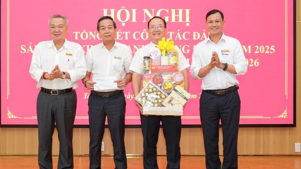 Đồng chí Phạm Quốc Bảo, Bí thư Đảng ủy, Chủ tịch HĐTV (bìa trái) và đồng chí Phạm Văn Thảo, Phó Chủ tịch Công đoàn EVNHCMC tặng quà chúc mừng hội nghị.