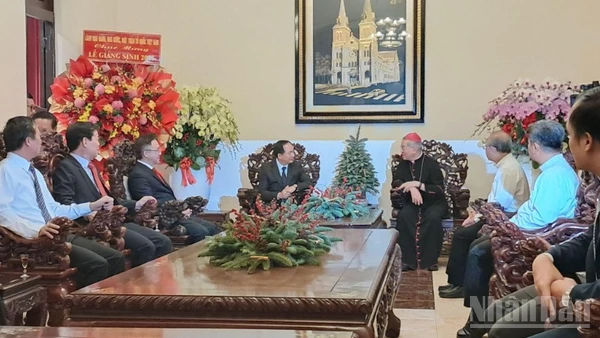 Đồng chí Trịnh Văn Quyết, Bí thư Trung ương Đảng, Trưởng ban Tuyên giáo và Dân vận Trung ương và đoàn công tác thăm, chúc mừng Giáng sinh 2025 Tòa Tổng Giám mục Tổng Giáo phận Thành phố Hồ Chí Minh.