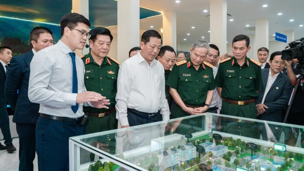 Bộ trưởng Xây dựng Trần Hồng Minh tham quan Phòng mô phỏng điều khiển và khai thác đường sắt tốc độ cao tại UTH. (Ảnh: UTH)