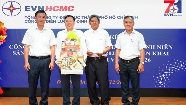 Lãnh đạo Tổng Công ty tặng quà chúc mừng Công ty Điện lực Gia Định.