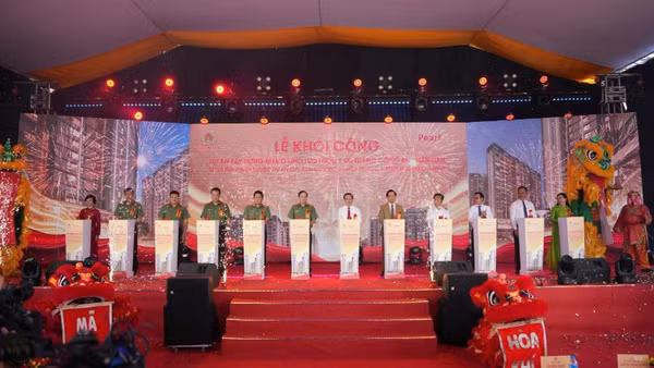 Các đại biểu nhấn nút khởi công dự án. 