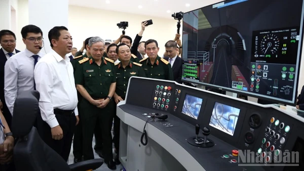 Bộ trưởng Xây dựng Trần Hồng Minh cùng các đại biểu tham quan trung tâm điều khiển tại phòng mô phỏng. 