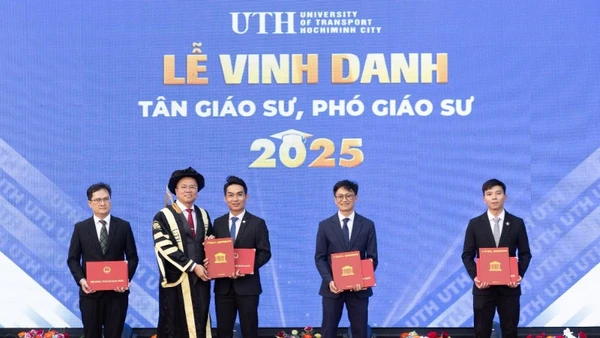 Lãnh đạo nhà trường chúc mừng các tân Giáo sư, tân Phó Giáo sư. (Ảnh: UTH)