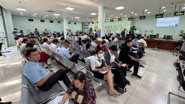 Người dân làm thủ tục hành chính tại Văn phòng đăng ký đất đai.