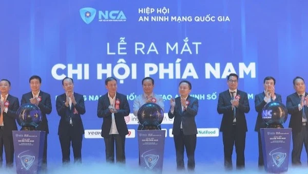 Các đại biểu thực hiện nghi thức ra mắt Chi hội phía nam của Hiệp hội An ninh mạng quốc gia. 