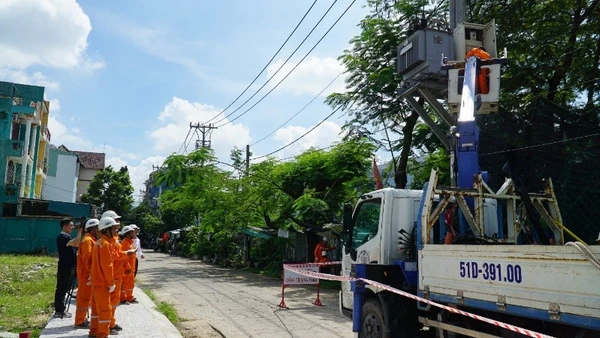 Công tác kiểm tra, bảo trì, bảo dưỡng các thiết bị điện được ngành điện Thành phố Hồ Chí Minh thực hiện thường xuyên.