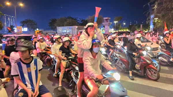 Rất đông người hâm mộ đã tập trung về khu vực trung tâm thành phố để ăn mừng.