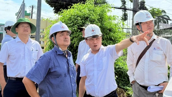 Ông Nguyễn Phước Đức, Tổng Giám đốc Tổng công ty Điện lực miền nam (thứ 2 từ phải sang) kiểm tra tiến độ công trình trên địa bàn tỉnh Vĩnh Long.