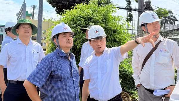 Ông Nguyễn Phước Đức, Tổng Giám đốc Tổng công ty Điện lực miền nam (thứ 2 từ phải sang) kiểm tra tiến độ công trình trên địa bàn tỉnh Vĩnh Long.