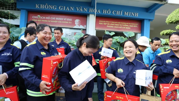 Niềm vui của các công nhân khi đến với chương trình "Xây Tết 2026" của Báo Nhân Dân và các đối tác phối hợp thực hiện. (Ảnh: QUANG QUÝ)