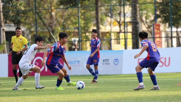 Các cầu thủ U13 thi đấu tại giải. 
