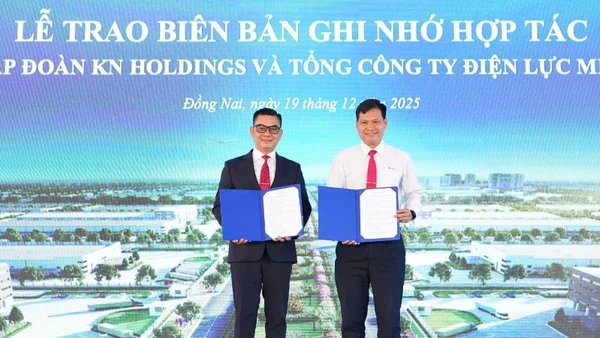 Ông Bùi Quốc Hoan, Phó Tổng Giám đốc Tổng công ty Điện lực miền nam và ông Trần Quốc Thanh, Phó Tổng Giám đốc Tập đoàn KN Holdings trao biên bản ghi nhớ hợp tác.