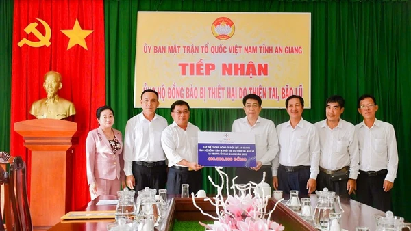 Lãnh đạo Công ty Điện lực An Giang trao bảng tượng trưng kinh phí hỗ trợ đồng bào bị thiệt hại do thiên tai, bão lũ tại Ủy ban Mặt trận Tổ quốc Việt Nam tỉnh An Giang.
