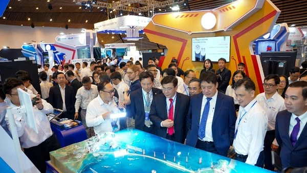 Đại diện EVNSPC giới thiệu thành quả ứng dụng thực tiễn của đơn vị tại Hội nghị khoa học công nghệ ngành Điện lực toàn quốc. (Ảnh: EVNSPC)