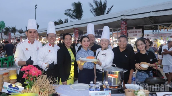 Lãnh đạo Sở Văn hóa-Thể thao Thành phố Hồ Chí Minh tham gia Lễ hội ẩm thực và trải nghiệm ẩm thực tại các gian hàng.