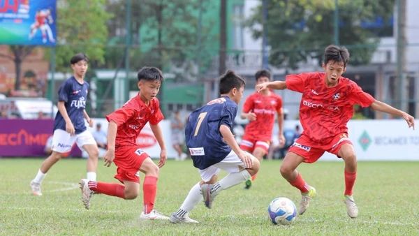 Các cầu thủ trong trận đấu All-Star với đội hình liên hợp giữa các quốc gia. 