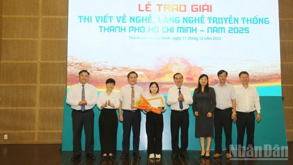 Ban tổ chức chụp ảnh kỷ niệm cùng tác giả đoạt giải Nhất.