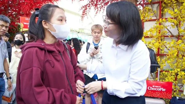 Đồng chí Trần Thị Diệu Thúy, Phó Chủ tịch Ủy ban nhân dân thành phố trao quà cho sinh viên dịp Tết 2025. (Ảnh: HẢI NHI) 