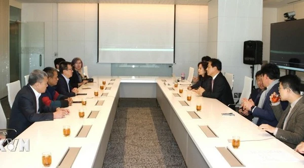 Đoàn đại biểu Hội Nhà báo Việt Nam làm việc với đoàn đại biểu báo Hankook Ilbo tại trụ sở báo Hankook Ilbo. (Ảnh: ĐỨC THẮNG/TTXVN)