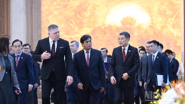 Thủ tướng Lê Minh Hưng và Thủ tướng nước Cộng hòa Slovakia Robert Fico. 