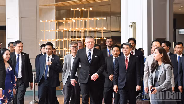 Thủ tướng Lê Minh Hưng và Thủ tướng Slovakia Robert Fico tham dự Diễn đàn doanh nghiệp Slovakia-Việt Nam năm 2026.