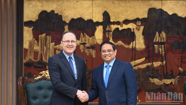 Thủ tướng Phạm Minh Chính và Đại sứ Liên bang Nga Gennady Bezdetko.