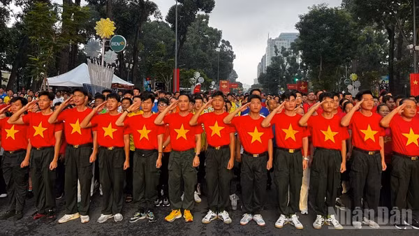 Nhân dân Thành phố Hồ Chí Minh chào cờ và hát Quốc ca tại Lễ Thượng cờ trực tuyến (Ảnh: QUANG QUÝ)