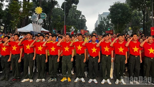 Nhân dân Thành phố Hồ Chí Minh chào cờ và hát Quốc ca tại Lễ Thượng cờ trực tuyến (Ảnh: QUANG QUÝ)