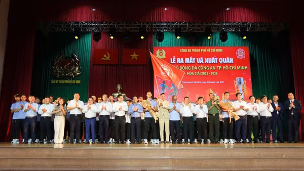 Ban lãnh đạo, ban huấn luyện, cầu thủ Câu lạc bộ Bóng đá Công an Thành phố Hồ Chí Minh ra mắt người dân thành phố.