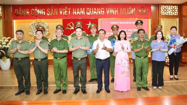 Lãnh đạo Thành uỷ Thành phố Hồ Chí Minh khen thưởng chuyên án. (Ảnh: Công an cung cấp)