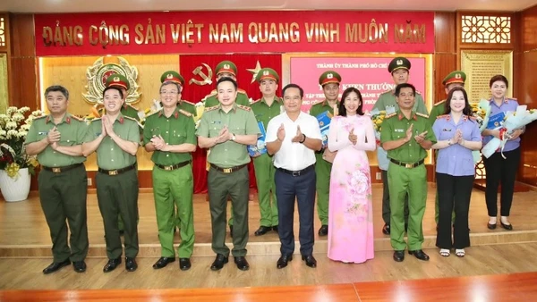 Lãnh đạo Thành uỷ Thành phố Hồ Chí Minh khen thưởng chuyên án. (Ảnh: Công an cung cấp)
