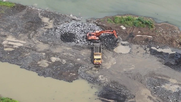 Hiện trường khai thác đá đen trái phép tại dự án nạo vét hồ Đá Đen. (Ảnh: Công an cung cấp)