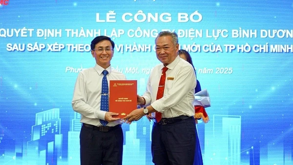 Bí thư Đảng ủy EVNHCMC Phạm Quốc Bảo (phải) trao quyết định thành lập công ty Điện lực Bình dương (trực thuộc EVNHCMC) tại buổi lễ.