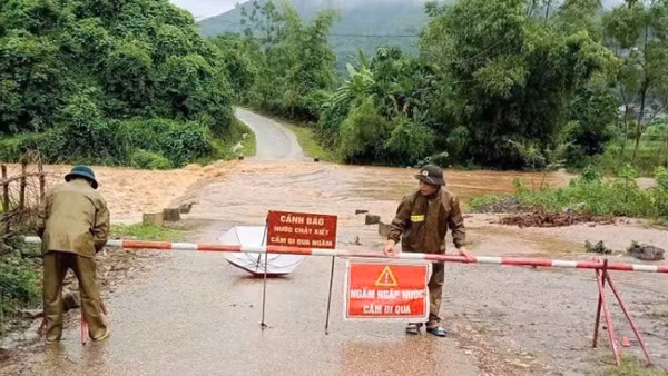 Lực lượng chức năng xã Mường Động, tỉnh Phú Thọ dựng cảnh báo người dân không qua lại khu ngầm tràn để tránh nguy hiểm.