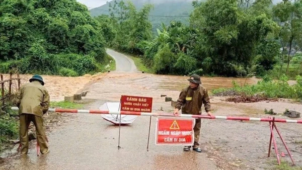 Lực lượng chức năng xã Mường Động, tỉnh Phú Thọ dựng cảnh báo người dân không qua lại khu ngầm tràn để tránh nguy hiểm.