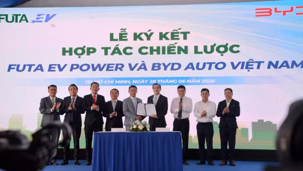 Đại diện hai tập đoàn thực hiện nghi thức ký kết hợp tác phát triển hạ tầng sạc xe điện.
