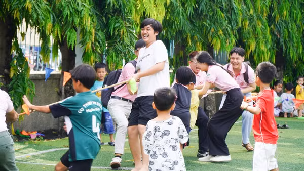 Trẻ em làng trẻ em SOS Gò Vấp vui chơi tại chương trình.