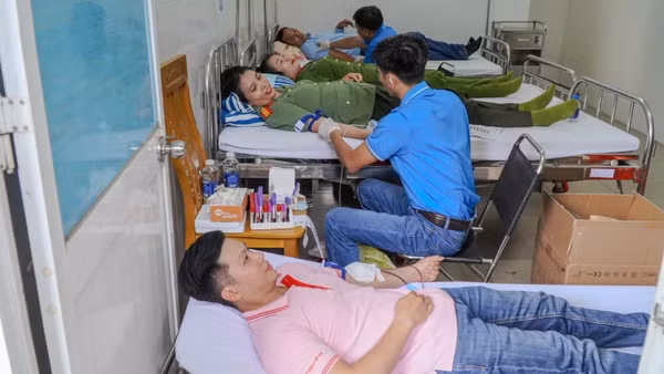 Cán bộ, chiến sĩ Công an thành phố Đồng Nai tham gia hiến máu nhân đạo. 
