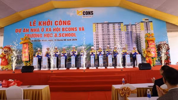 Các đại biểu thực hiện nghi thức khởi công dự án. 