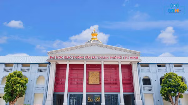 Trường đại học Giao thông vận tải Thành phố Hồ Chí Minh tổ chức Đêm hội tụ với chủ đề "Sông về biển lớn" nhân Ngày Thuyền viên thế giới (25/6).