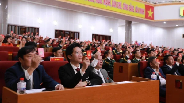 Các đại biểu biểu quyết thông qua Nghị quyết Đại hội.