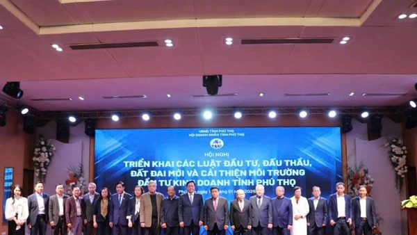 Phó Thủ tướng Nguyễn Chí Dũng chụp ảnh lưu niệm cùng các đại biểu.