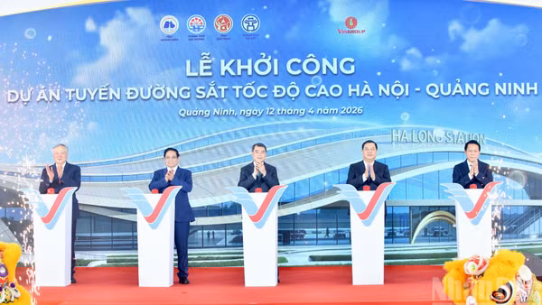 Thủ tướng Chính phủ Lê Minh Hưng và các đồng chí lãnh đạo, nguyên lãnh đạo Đảng, Nhà nước thực hiện nghi thức khởi công Dự án Tuyến đường sắt tốc độ cao Hà Nội-Quảng Ninh. (Ảnh: Thanh Giang)