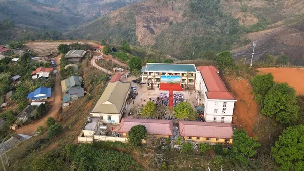 Có thêm 6 phòng học mới thì hàng trăm học sinh ở xã biên giới Mường Toong có điều kiện học tập tốt hơn. 