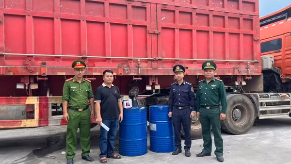 Đối tượng Hoàng Tăng Trọng (thứ 2, từ trái qua) cùng tang vật tại hiện trường.