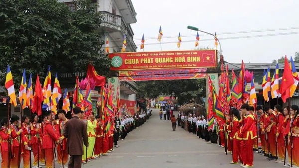 Lễ hội Xuân chùa Phật Quang Hòa Bình thu hút đông đảo người dân tham gia.
