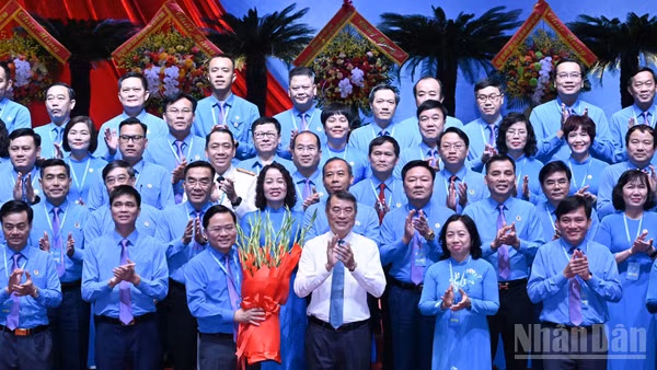 Thủ tướng Chính phủ Lê Minh Hưng tặng hoa chúc mừng Ban Chấp hành Tổng Liên đoàn Lao động Việt Nam khoá XIV.