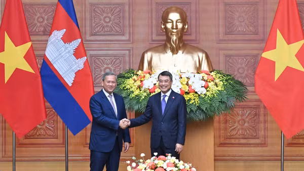 Thủ tướng Lê Minh Hưng và Thủ tướng Vương quốc Campuchia Samdech Moha Borvor Thipadei Hun Manet. (Ảnh TRẦN HẢI)